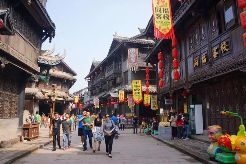 新华社快讯丨阿富汗黎明电视台21日说,一架客机当天在该国北部巴达赫尚省坠毁
